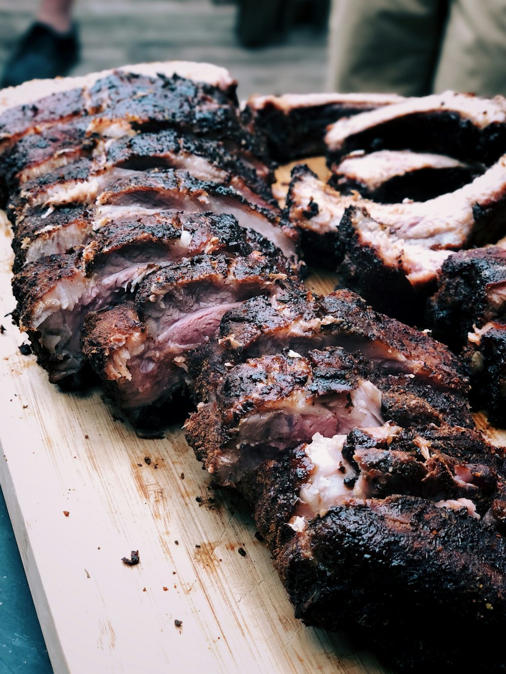Costillar asado cortado sobre una tabla